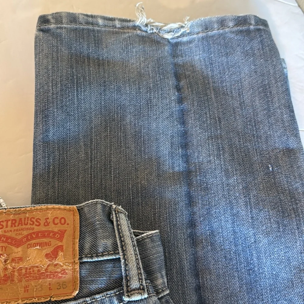Levi’s Men’s 514 Denim blue Jeans straight leg distressed Size 33x36